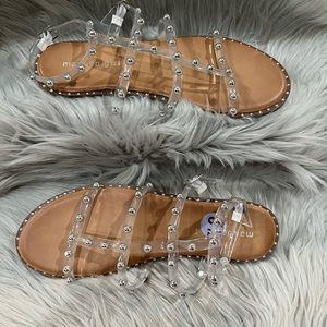 Madden Girl Women’s Travel flat sandals. Size 8.5